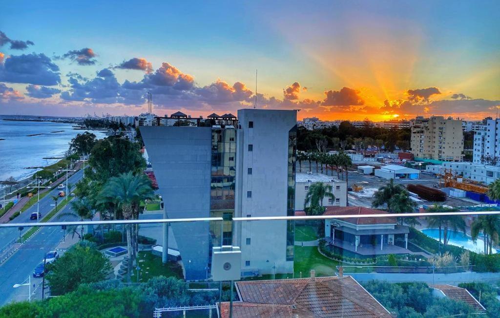 The White Pearl Suite - Beach Front City Centre With Sea View. Limassol Extérieur photo